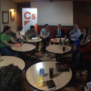 Diputados de Ciudadanos participan en un café Ciudadano en Puerto Real