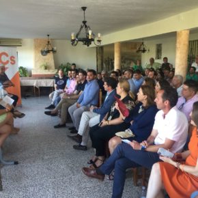 Ciudadanos lleva a Arcos el debate sobre el sector turístico en la provincia